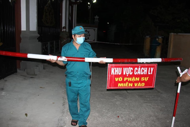 Dỡ phong tỏa một khu dân cư, cho phép người dân tắm biển - 1 Dỡ phong tỏa một khu dân cư, cho phép người dân tắm biển - 1