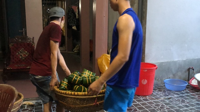 Người làm bánh chưng xanh thành Vinh tất bật dịp Rằm tháng 7 - 9 Người làm bánh chưng xanh thành Vinh tất bật dịp Rằm tháng 7 - 9