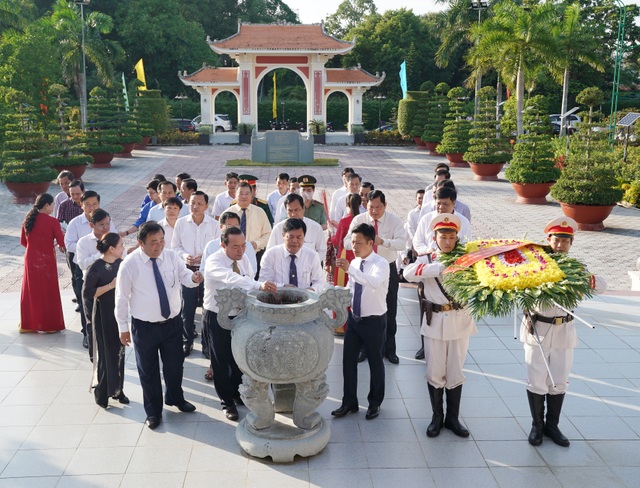 Lãnh đạo Cà Mau, Bạc Liêu viếng Bác Hồ - 1 Lãnh đạo Cà Mau, Bạc Liêu viếng Bác Hồ - 1