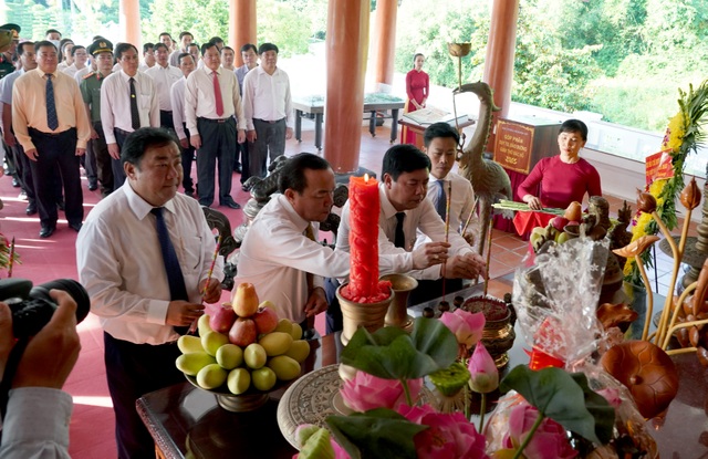Lãnh đạo Cà Mau, Bạc Liêu viếng Bác Hồ - 2 Lãnh đạo Cà Mau, Bạc Liêu viếng Bác Hồ - 2