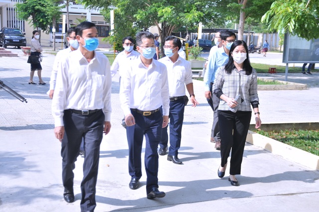 Cán bộ coi thi mặc đồ bảo hộ ở điểm thi tốt nghiệp của thí sinh diện F1, F2 - 2 Cán bộ coi thi mặc đồ bảo hộ ở điểm thi tốt nghiệp của thí sinh diện F1, F2 - 2