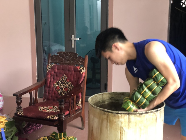 Người làm bánh chưng xanh thành Vinh tất bật dịp Rằm tháng 7 - 11 Người làm bánh chưng xanh thành Vinh tất bật dịp Rằm tháng 7 - 11