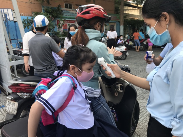 Người mẹ một bàn tay, mang theo tập vé số dắt con đi tựu trường - 3 Người mẹ một bàn tay, mang theo tập vé số dắt con đi tựu trường - 3