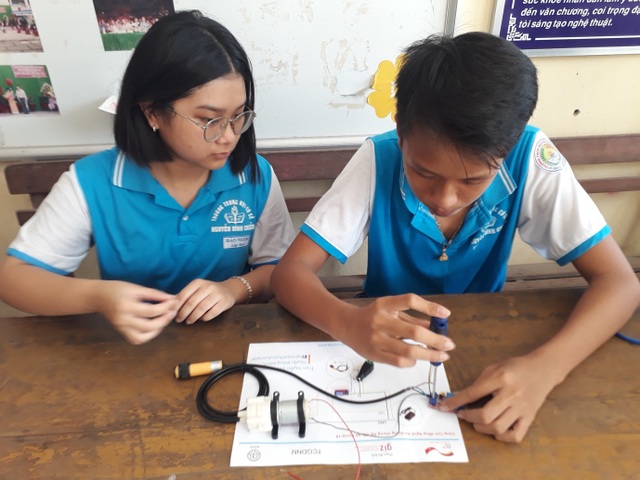 Học sinh, sinh viên An Giang tham gia lắp ráp máy khử trùng diệt khuẩn tự động phòng chống Covid-19 - 1 Học sinh, sinh viên An Giang tham gia lắp ráp máy khử trùng diệt khuẩn tự động phòng chống Covid-19 - 1