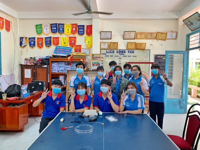 Học sinh, sinh viên An Giang tham gia lắp ráp máy khử trùng diệt khuẩn tự động phòng chống Covid-19 - 4 Học sinh, sinh viên An Giang tham gia lắp ráp máy khử trùng diệt khuẩn tự động phòng chống Covid-19 - 4