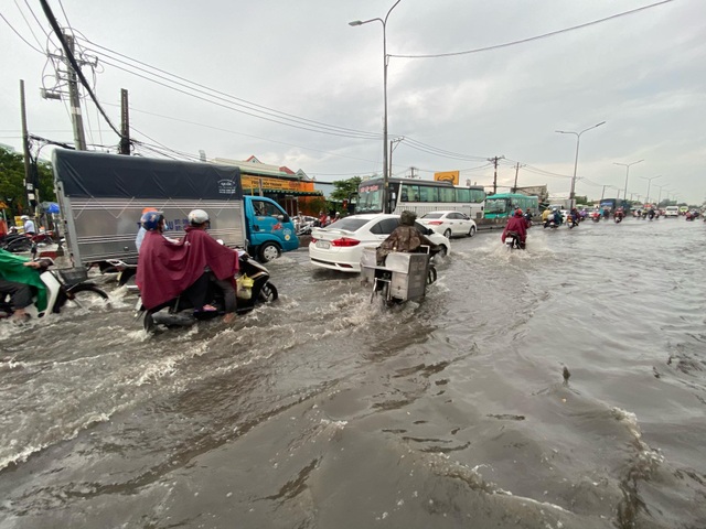 TPHCM: Mưa ngập gây kẹt xe kéo dài ở cửa ngõ về miền Tây - 4 TPHCM: Mưa ngập gây kẹt xe kéo dài ở cửa ngõ về miền Tây - 4