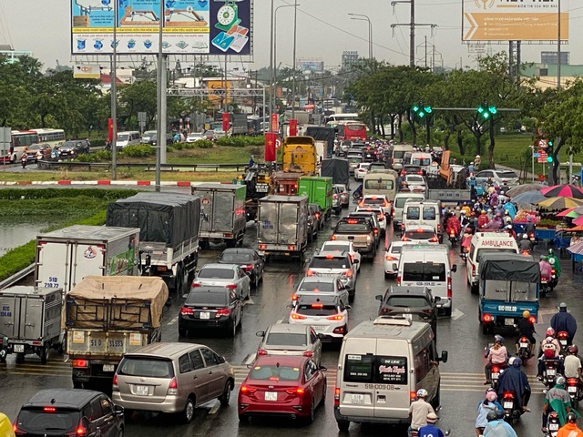TPHCM: Mưa ngập gây kẹt xe kéo dài ở cửa ngõ về miền Tây - 3 TPHCM: Mưa ngập gây kẹt xe kéo dài ở cửa ngõ về miền Tây - 3