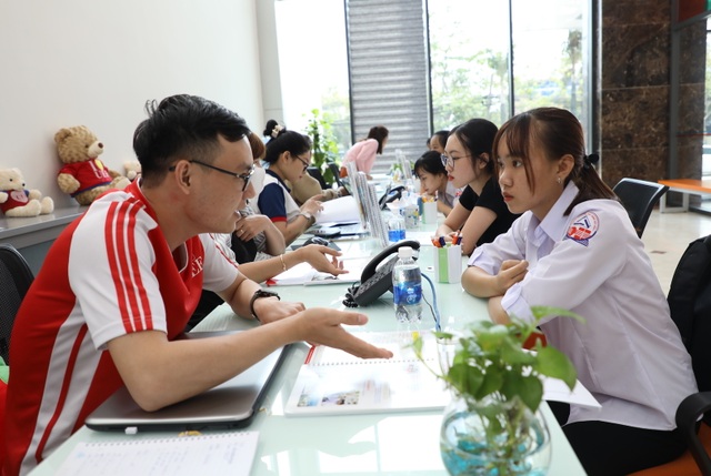 Điểm sàn nhiều ngành vào ĐH Kinh tế - Tài chính TPHCM tăng 1-2 điểm - 1 Điểm sàn nhiều ngành vào ĐH Kinh tế - Tài chính TPHCM tăng 1-2 điểm - 1