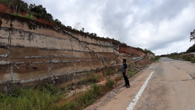 Kinh hãi đoạn đường hơn 500 tỷ đồng tiềm ẩn nguy hiểm trước mùa mưa bão - 5 Kinh hãi đoạn đường hơn 500 tỷ đồng tiềm ẩn nguy hiểm trước mùa mưa bão - 5
