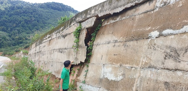 Kinh hãi đoạn đường hơn 500 tỷ đồng tiềm ẩn nguy hiểm trước mùa mưa bão - 2 Kinh hãi đoạn đường hơn 500 tỷ đồng tiềm ẩn nguy hiểm trước mùa mưa bão - 2