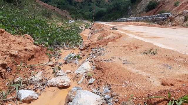 Kinh hãi đoạn đường hơn 500 tỷ đồng tiềm ẩn nguy hiểm trước mùa mưa bão - 8 Kinh hãi đoạn đường hơn 500 tỷ đồng tiềm ẩn nguy hiểm trước mùa mưa bão - 8