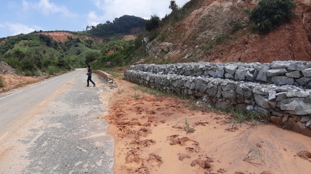 Kinh hãi đoạn đường hơn 500 tỷ đồng tiềm ẩn nguy hiểm trước mùa mưa bão - 10 Kinh hãi đoạn đường hơn 500 tỷ đồng tiềm ẩn nguy hiểm trước mùa mưa bão - 10