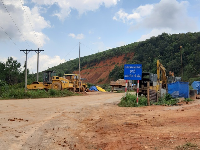 Kinh hãi đoạn đường hơn 500 tỷ đồng tiềm ẩn nguy hiểm trước mùa mưa bão - 11 Kinh hãi đoạn đường hơn 500 tỷ đồng tiềm ẩn nguy hiểm trước mùa mưa bão - 11