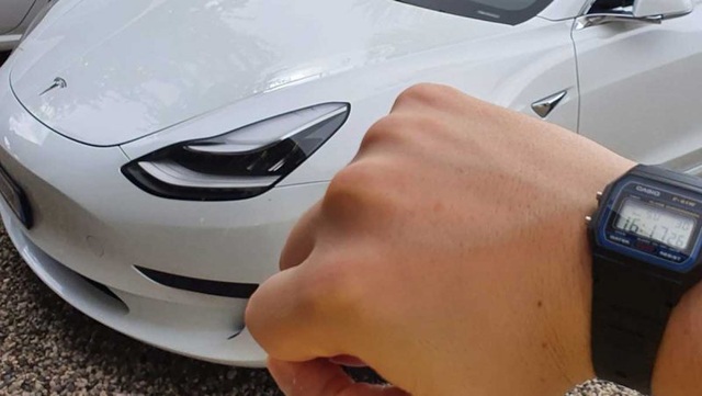 Mở khoá xe Tesla trong nháy mắt bằng đồng hồ Casio giá bèo - 1 Mở khoá xe Tesla trong nháy mắt bằng đồng hồ Casio giá bèo - 1