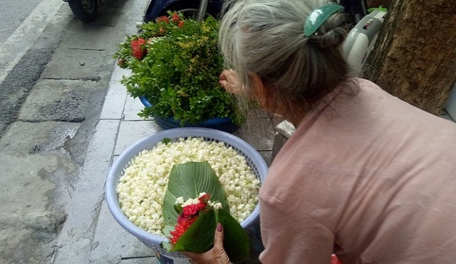 Cụ bà phố cổ Hà Nội và 70 năm gắn bó với nghề hoa lễ - 2 Cụ bà phố cổ Hà Nội và 70 năm gắn bó với nghề hoa lễ - 2