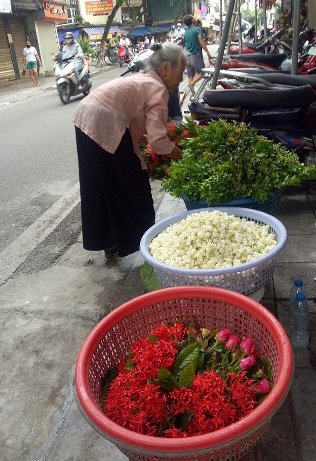 Cụ bà phố cổ Hà Nội và 70 năm gắn bó với nghề hoa lễ - 3 Cụ bà phố cổ Hà Nội và 70 năm gắn bó với nghề hoa lễ - 3