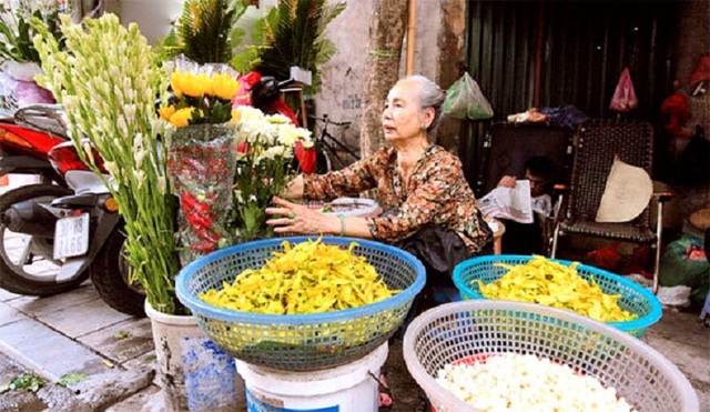 Cụ bà phố cổ Hà Nội và 70 năm gắn bó với nghề hoa lễ - 7 Cụ bà phố cổ Hà Nội và 70 năm gắn bó với nghề hoa lễ - 7