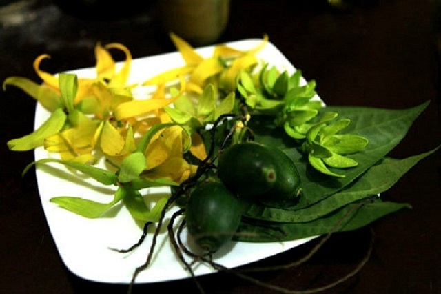 Cụ bà phố cổ Hà Nội và 70 năm gắn bó với nghề hoa lễ - 8 Cụ bà phố cổ Hà Nội và 70 năm gắn bó với nghề hoa lễ - 8
