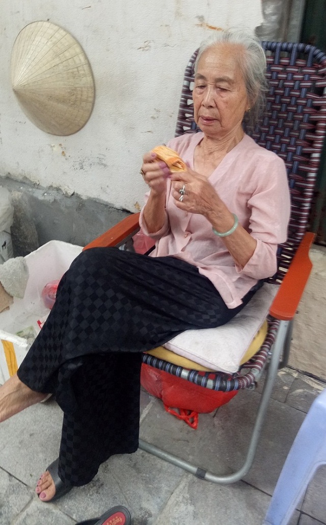 Cụ bà phố cổ Hà Nội và 70 năm gắn bó với nghề hoa lễ - 9 Cụ bà phố cổ Hà Nội và 70 năm gắn bó với nghề hoa lễ - 9