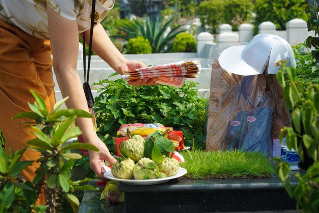Đại lễ vu lan: Người dân đi tảo mộ tại Lạc Hồng Viên - 7 Đại lễ vu lan: Người dân đi tảo mộ tại Lạc Hồng Viên - 7