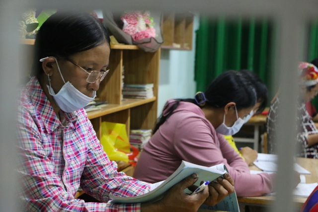 Mẹ 68 tuổi đi học xóa mù chữ cùng hai con gái - 5 Mẹ 68 tuổi đi học xóa mù chữ cùng hai con gái - 5