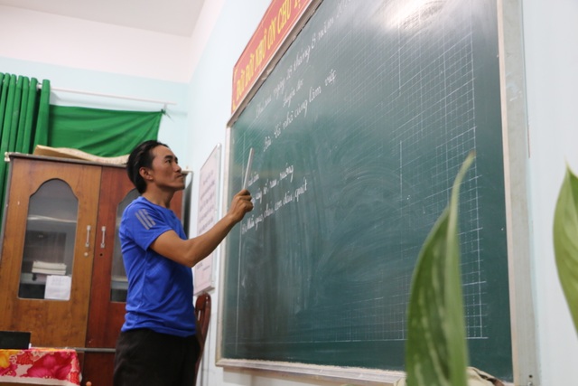 Mẹ 68 tuổi đi học xóa mù chữ cùng hai con gái - 7 Mẹ 68 tuổi đi học xóa mù chữ cùng hai con gái - 7