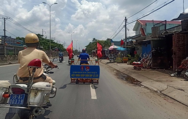 Nghỉ lễ, CSGT liên tục... hút đinh trên quốc lộ - 2 Nghỉ lễ, CSGT liên tục... hút đinh trên quốc lộ - 2