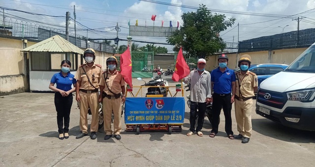 Nghỉ lễ, CSGT liên tục... hút đinh trên quốc lộ - 1 Nghỉ lễ, CSGT liên tục... hút đinh trên quốc lộ - 1
