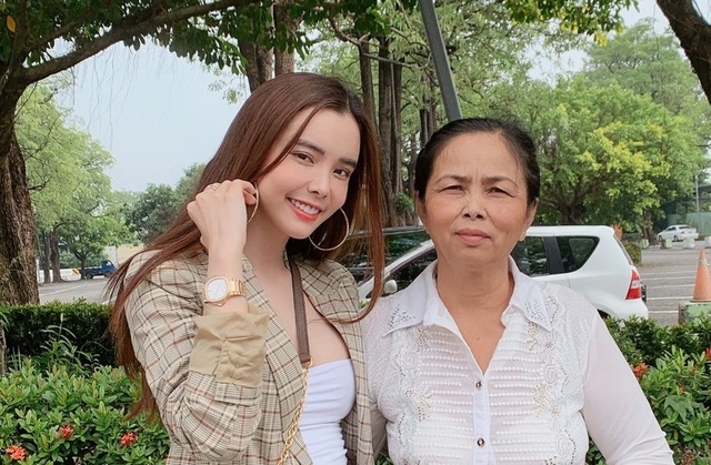 Dàn mỹ nhân Việt gửi yêu thương đến ba mẹ mùa Vu Lan hiếu hạnh - 4 Dàn mỹ nhân Việt gửi yêu thương đến ba mẹ mùa Vu Lan hiếu hạnh - 4