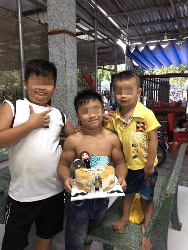 Cậu bé người Việt không tập luyện vẫn cuồn cuộn cơ bắp lên báo nước ngoài - 1 Cậu bé người Việt không tập luyện vẫn cuồn cuộn cơ bắp lên báo nước ngoài - 1