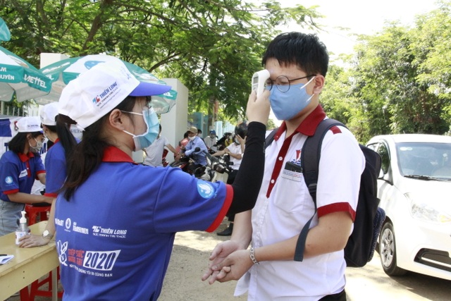 Phòng dịch chặt chẽ trong ngày làm thủ tục dự thi tốt nghiệp THPT đợt 2 - 8 Phòng dịch chặt chẽ trong ngày làm thủ tục dự thi tốt nghiệp THPT đợt 2 - 8