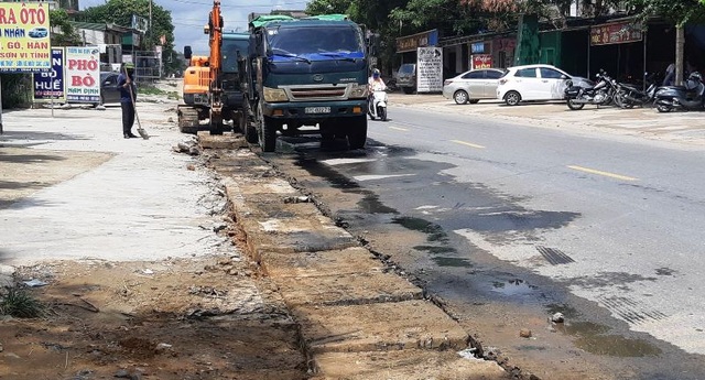 Vụ nước thải lênh láng trên quốc lộ: Khơi thông dòng chảy, xử lý ô nhiễm - 4 Vụ nước thải lênh láng trên quốc lộ: Khơi thông dòng chảy, xử lý ô nhiễm - 4