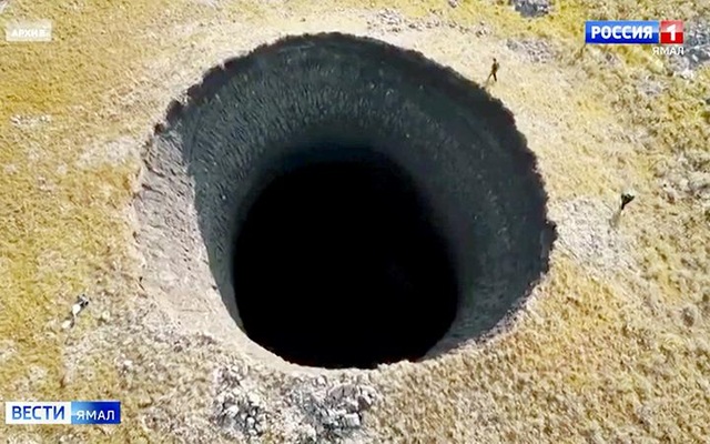 Hố sụt khổng lồ bất ngờ xuất hiện ở Siberia - 1 Hố sụt khổng lồ bất ngờ xuất hiện ở Siberia - 1