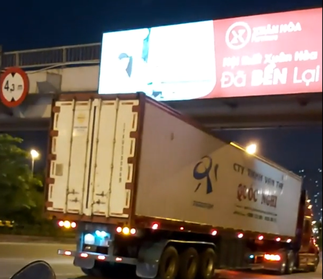 Phẫn nộ xe container bất chấp pháp luật, chạy lùi trên đường Võ Nguyên Giáp - 2 Phẫn nộ xe container bất chấp pháp luật, chạy lùi trên đường Võ Nguyên Giáp - 2