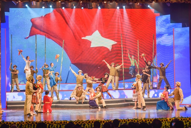 Nồng nàn, sâu lắng với chương trình “Tổ quốc tôi chưa đẹp thế bao giờ” - 7 Nồng nàn, sâu lắng với chương trình “Tổ quốc tôi chưa đẹp thế bao giờ” - 7