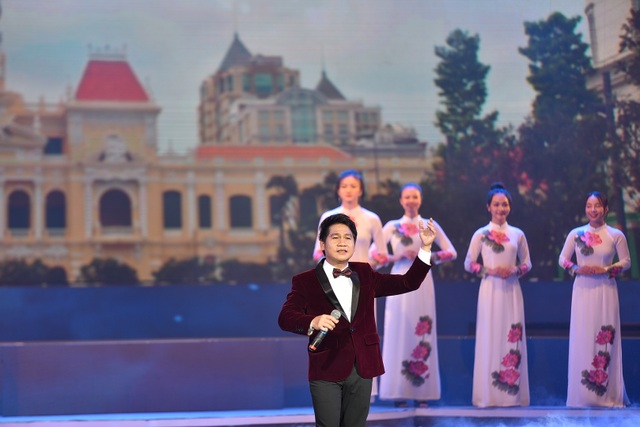 Nồng nàn, sâu lắng với chương trình “Tổ quốc tôi chưa đẹp thế bao giờ” - 12 Nồng nàn, sâu lắng với chương trình “Tổ quốc tôi chưa đẹp thế bao giờ” - 12