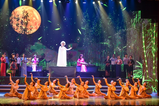 Nồng nàn, sâu lắng với chương trình “Tổ quốc tôi chưa đẹp thế bao giờ” - 3 Nồng nàn, sâu lắng với chương trình “Tổ quốc tôi chưa đẹp thế bao giờ” - 3