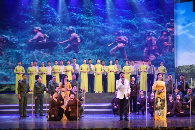 Nồng nàn, sâu lắng với chương trình “Tổ quốc tôi chưa đẹp thế bao giờ” - 6 Nồng nàn, sâu lắng với chương trình “Tổ quốc tôi chưa đẹp thế bao giờ” - 6