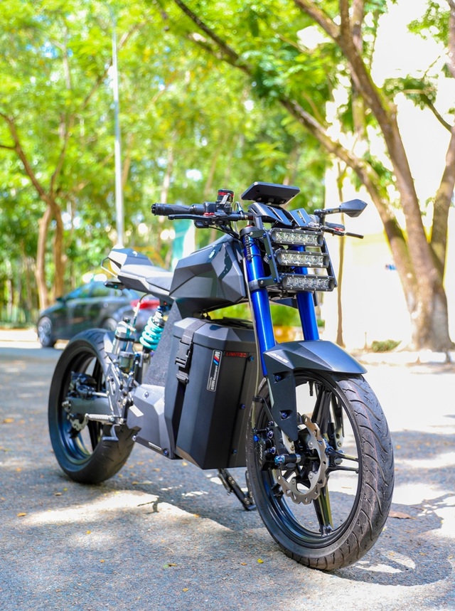 Sinh viên ĐH Trà Vinh tự chế xe điện mang “hơi thở” BMW - 2 Sinh viên ĐH Trà Vinh tự chế xe điện mang “hơi thở” BMW - 2
