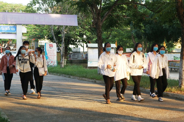 Thí sinh thi tốt nghiệp THPT đợt 2 bắt đầu làm bài môn Ngữ văn - 11 Thí sinh thi tốt nghiệp THPT đợt 2 bắt đầu làm bài môn Ngữ văn - 11