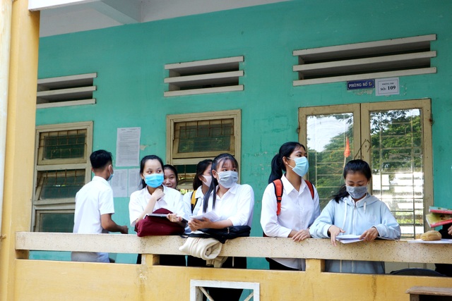 Thí sinh thi tốt nghiệp THPT đợt 2 bắt đầu làm bài môn Ngữ văn - 13 Thí sinh thi tốt nghiệp THPT đợt 2 bắt đầu làm bài môn Ngữ văn - 13