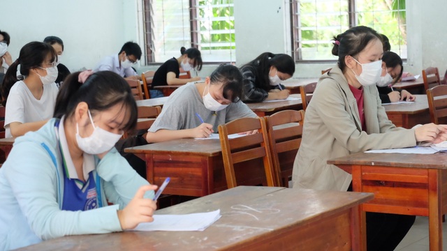 Thí sinh thi tốt nghiệp THPT đợt 2 bắt đầu làm bài môn Ngữ văn - 3 Thí sinh thi tốt nghiệp THPT đợt 2 bắt đầu làm bài môn Ngữ văn - 3