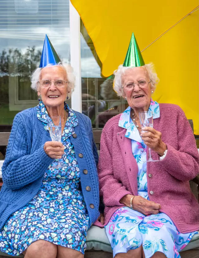 Cặp chị em song sinh già nhất nước Anh ăn mừng sinh nhật 100 tuổi - 2
