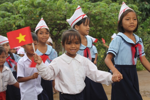 Gia Lai: Học sinh đeo khẩu trang và ngồi giãn cách trong lễ khai giảng - 2 Gia Lai: Học sinh đeo khẩu trang và ngồi giãn cách trong lễ khai giảng - 2