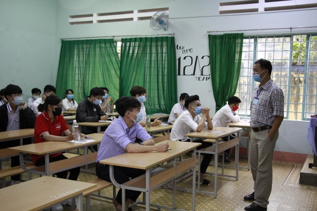 Thí sinh thi tốt nghiệp THPT đợt 2 bắt đầu làm bài môn Ngữ văn - 5 Thí sinh thi tốt nghiệp THPT đợt 2 bắt đầu làm bài môn Ngữ văn - 5