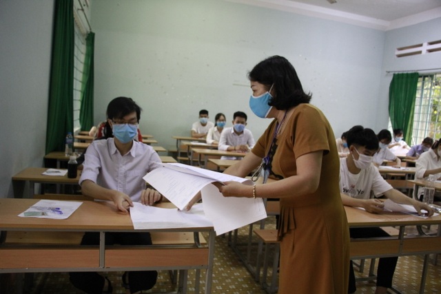 Thí sinh thi tốt nghiệp THPT đợt 2 bắt đầu làm bài môn Ngữ văn - 6 Thí sinh thi tốt nghiệp THPT đợt 2 bắt đầu làm bài môn Ngữ văn - 6