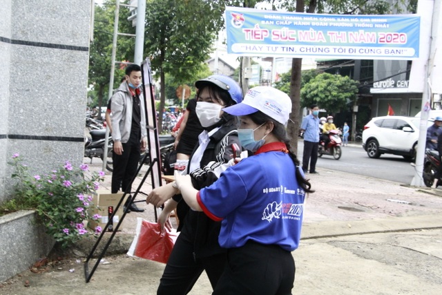 Thí sinh thi tốt nghiệp THPT đợt 2 bắt đầu làm bài môn Ngữ văn - 8 Thí sinh thi tốt nghiệp THPT đợt 2 bắt đầu làm bài môn Ngữ văn - 8