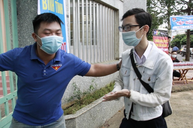 Thí sinh thi tốt nghiệp THPT đợt 2 bắt đầu làm bài môn Ngữ văn - 9 Thí sinh thi tốt nghiệp THPT đợt 2 bắt đầu làm bài môn Ngữ văn - 9