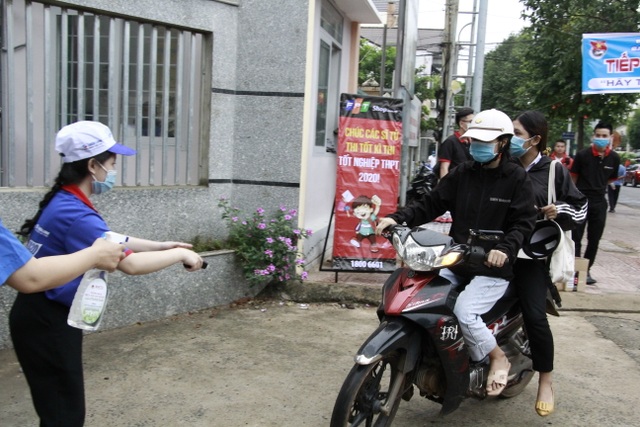 Thí sinh thi tốt nghiệp THPT đợt 2 bắt đầu làm bài môn Ngữ văn - 7 Thí sinh thi tốt nghiệp THPT đợt 2 bắt đầu làm bài môn Ngữ văn - 7
