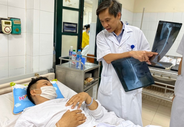 Mổ thay khớp háng 3 lần, bác sĩ phải dùng khớp nhân tạo dài nhất hiện có - 2 Mổ thay khớp háng 3 lần, bác sĩ phải dùng khớp nhân tạo dài nhất hiện có - 2